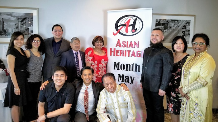 2019年，曼尼托巴亚裔文化月疫情前最后一次大型活动。右三为杨时杰，右二为现任主席Yenny Trinh，以及创办人Art Miki。