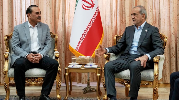 Massoud Pezeshkian et Asim Munir discutent, assis.