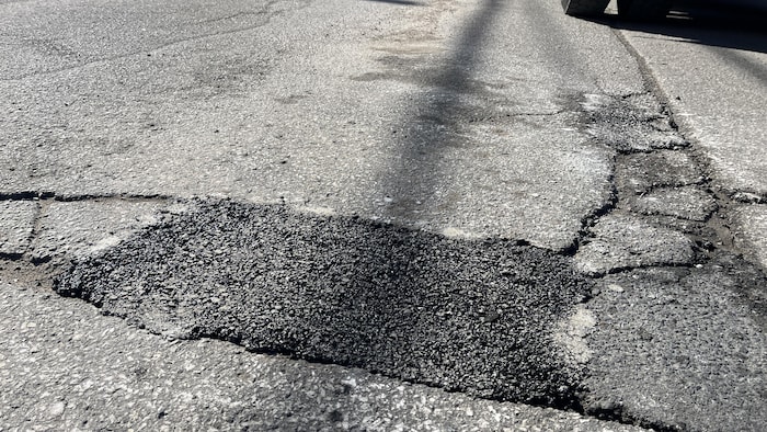 Un nid-de-poule réparé.