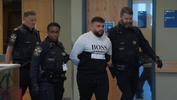 Deux fraudeurs plaident coupables d'avoir arnaqué et volé deux aînées à  Laval | Radio-Canada