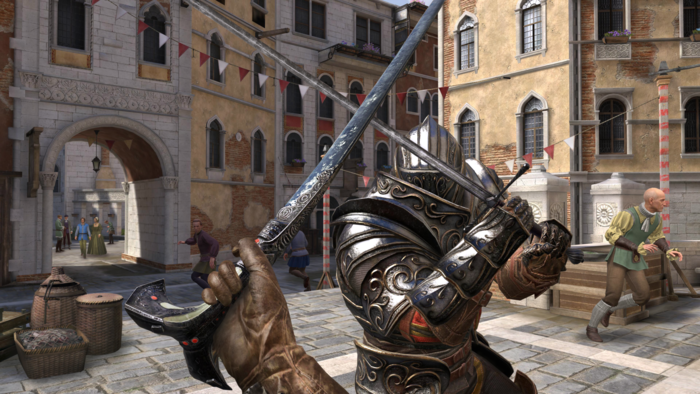 Une main tenant une épée combat un guerrier sur la place de la ville dans un jeu vidéo. 