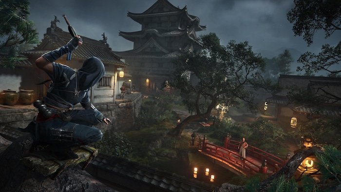 Un personnage armé regarde en direction d'un village japonais.