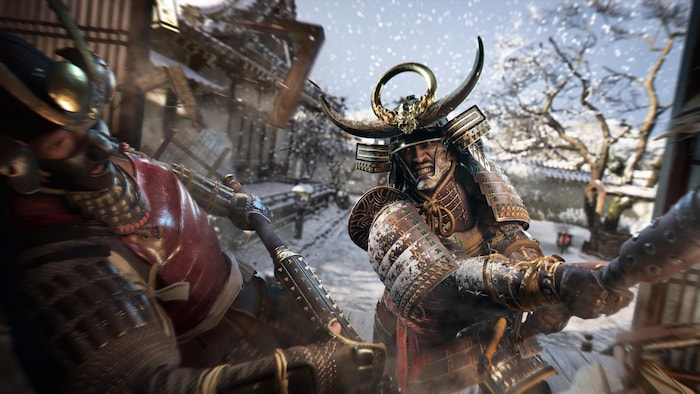 Un samouraï s'attaque à un ennemi dans un jeu vidéo lors d'une journée enneigée. 