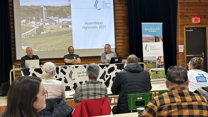 Des personnes assistent à l'assemblée générale annuelle.