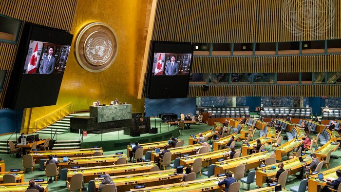 Des représentants des pays sont rassemblées dans la salle des séances de l'Assemblée générale des Nations unies, à New York.