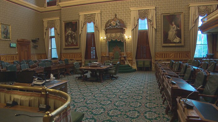 À l'Assemblée législative à Fredericton, les sièges sont vides.