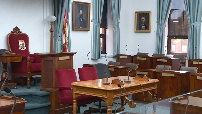Les sièges vides de l'Assemblée législative