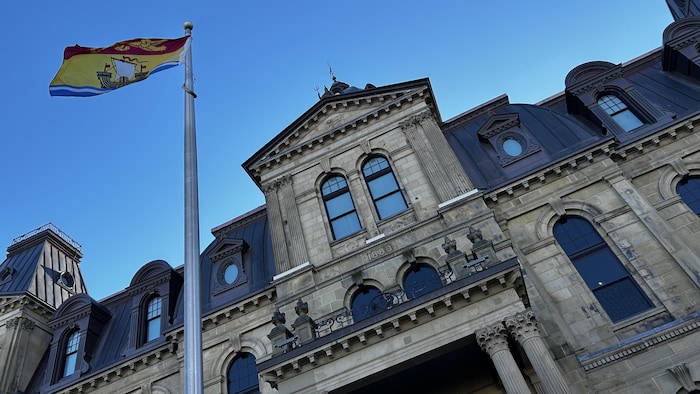 Une photo en contre-plongée de l'Assemblée législative du N.-B.