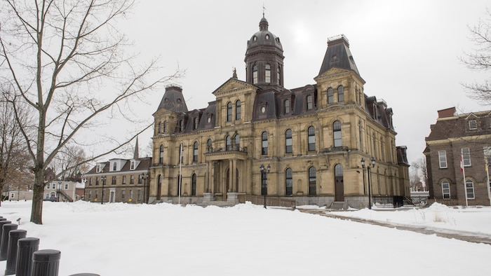L'édifice de l'Assemblée législative en hiver par une journée enneigée.