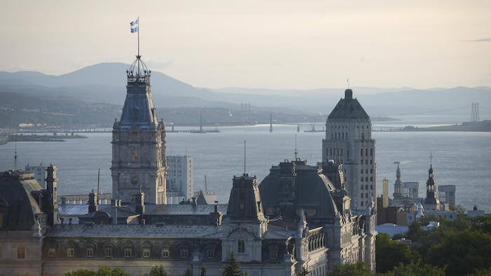 Le jour se lève sur l'Assemblée nationale et la région de Québec.