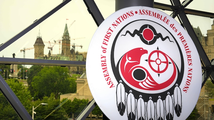 Le logo de l'Assemblée des Premières Nations est installé sur le site de l'assemblée générale annuelle de l'organisation.