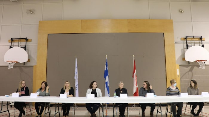 Les nouvelles conseillères, la directrice générale ainsi que la mairesse de Grosse-Île, réunies à une même table à l'occasion de l'assermentation du 18 octobre