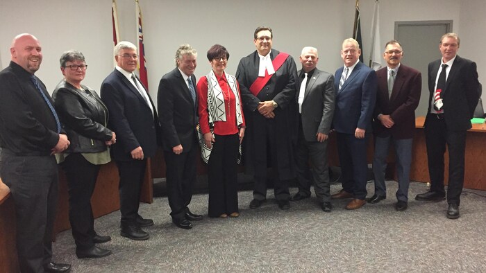 La mairesse Joanne Savage et un juge de paix sont au centre d'une photo de groupe avec les 8 conseillers municipaux. 