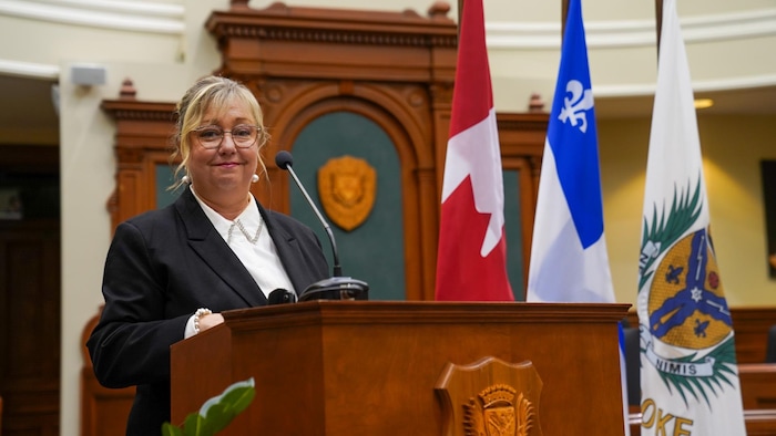 Annie Faucher lors de l'assermentation du conseil municipal. 