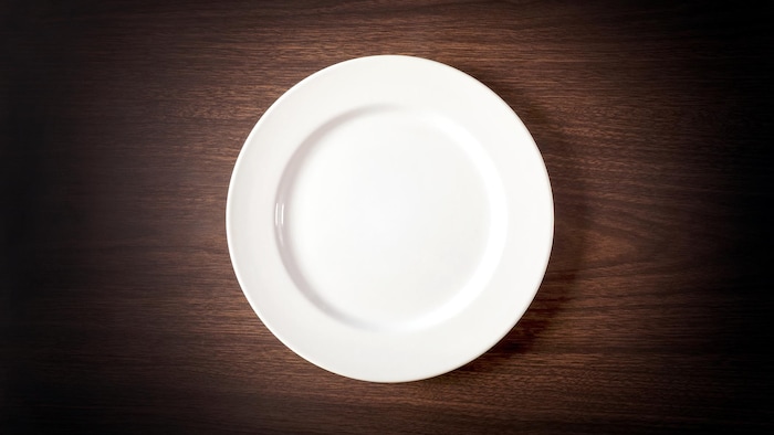 Gros plan d'une assiette vide sur une table.