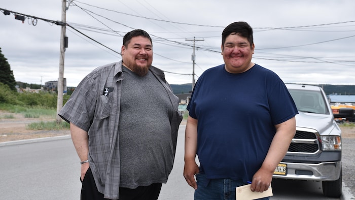 Deux représentants de l'association de chasseurs et de trappeurs de Whapmagoostui.