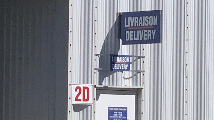 Une affiche sur une usine.
