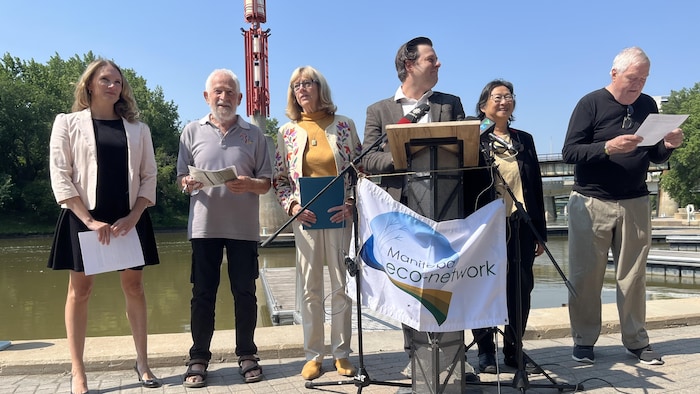 Plusieurs personnes en conférence de presse.