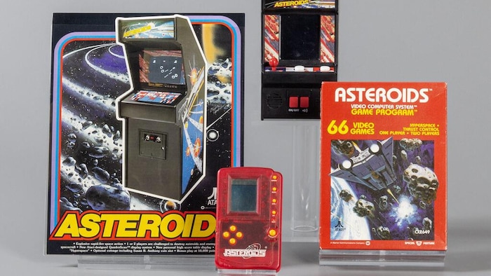 Un ensemble d'artéfacts du jeu vidéo Asteroids sur une table. 