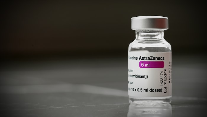 Une fiole du vaccin d'AstraZeneca-Oxford.