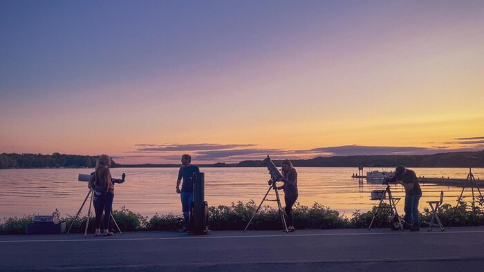 Des gens installent leurs télescopes.
