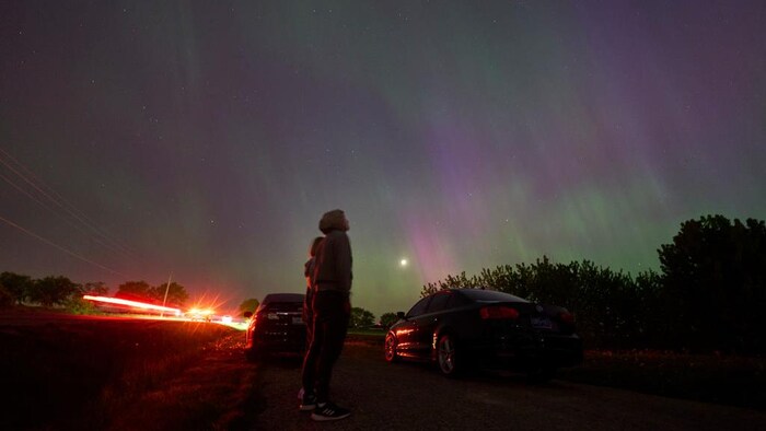 Les aurores boréales vus d'une route près de London en Ontario.