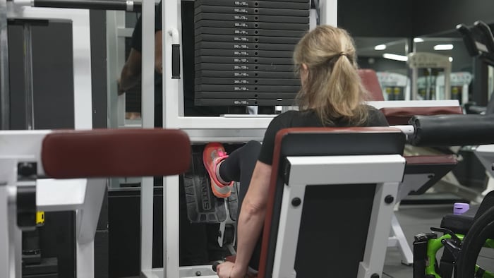 Une femme sur une machine de musculation