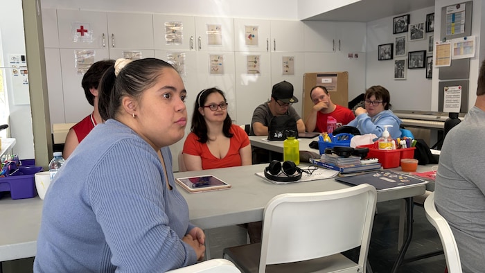 Une personne écoute attentivement une présentation.