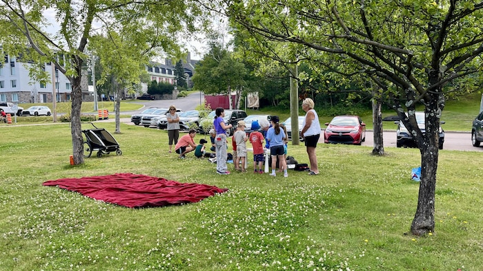 Un groupe d'enfants participe à l'atelier dans le parc des pionniers.
