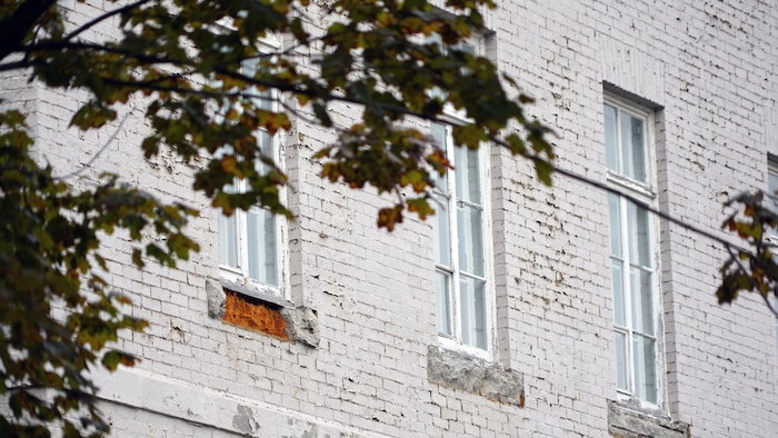 Des linteaux de fenêtres sont abîmés sur l'édifice des Ateliers Saint-Louis.