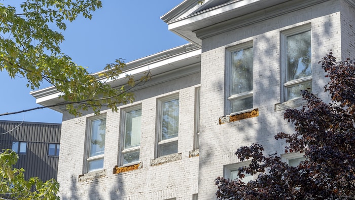 La façade abîmée des Ateliers Saint-Louis de Rimouski.