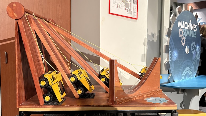 Une table avec des camions attachés à des fils.