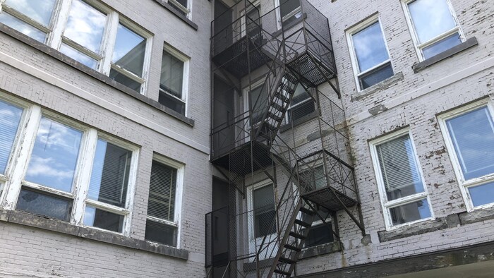 Un mur extérieur en décrépitude.