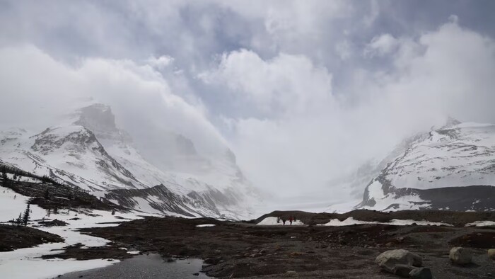 Excursion sur le glacier Athabasca : gare à une glissade dans un trou ...