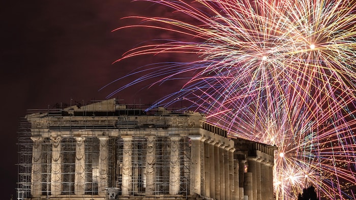 À Paris, le Nouvel An sous le signe des JO 2024 sur les Champs-Élysées -  Reportage France