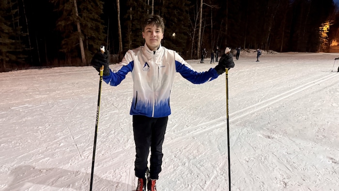 Un jeune athlète en tenue de biathlon en Alberta.