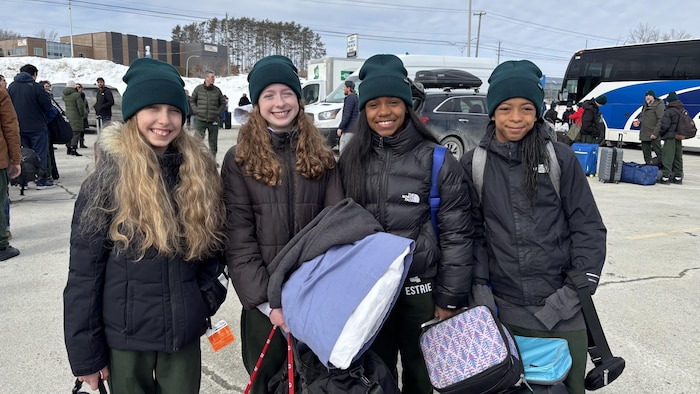 Quatre jeunes filles avec leur bagages.
