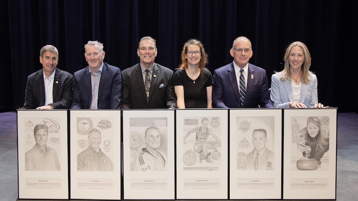 Les six personnes rassemblées.