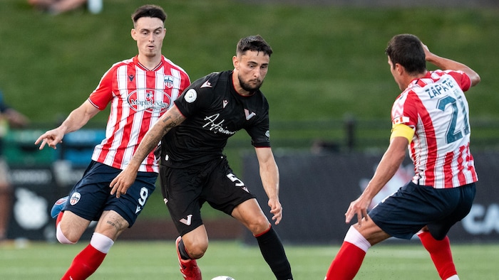 Des joueurs de shot    sont en action.