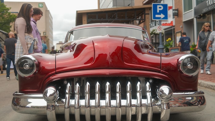 Une voiture stationnée sur la rue Main à Moncton.