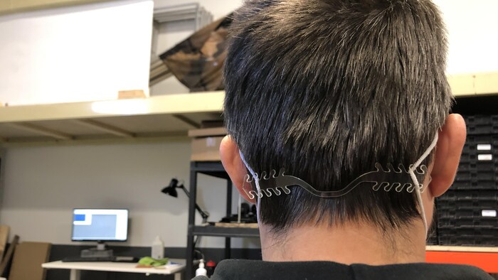 Une attache à masque.