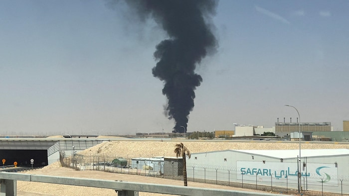 Un important panache de fumée noire s’élève de la zone de stockage de carburant de l’aéroport international King Khalid, à Riyad, en Arabie saoudite, le 19 septembre 2026.