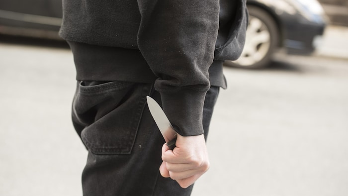 Un agresseur non identifié armé d'un couteau.