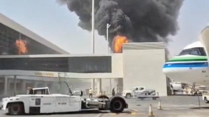 De la fumée et des flammes s'élèvent de l'aéroport du roi Khalid, après que les Houthis yéménites ont déclaré avoir attaqué l'aéroport, à Riyad, en Arabie saoudite, le 8 octobre 2026, comme le montre cette capture d'écran tirée d'une vidéo publiée sur les réseaux sociaux.