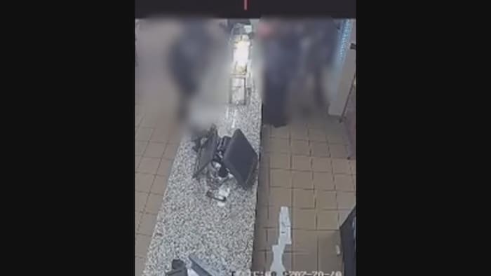 Une vidéo montre un groupe de personnes autour d'un comptoir dans un restaurant.