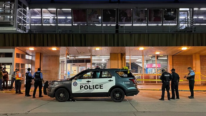 Les policiers ont installé des rubans jaunes à l'extérieur de la station.