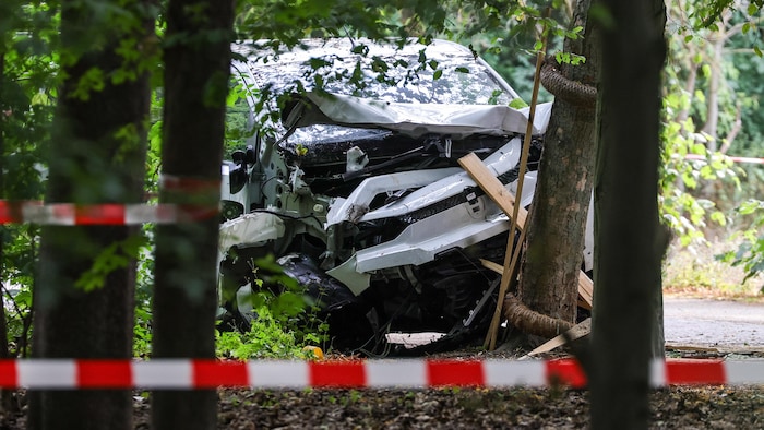 La camionnette blanche utilisée lors de l'attaque du 25 juillet 2026 à Berlin a terminé sa course dans un arbre.