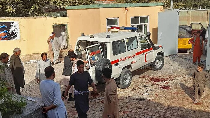 Des hommes et une ambulance.
