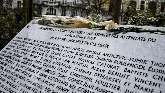 Les noms des victimes sont gravés dans du marbre.