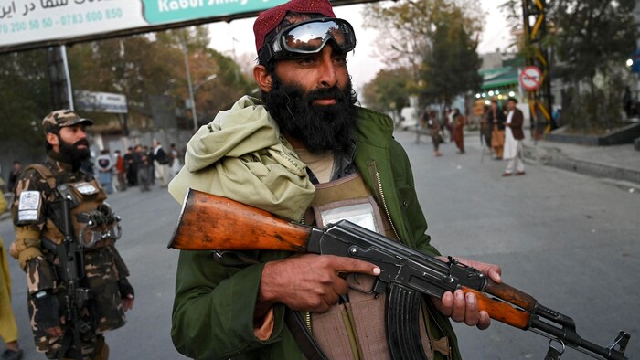 مقاتلان من حركة ’’طالبان‘‘ في أحد شوارع كابول.